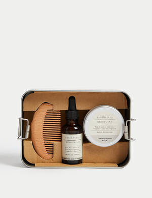 marksandspencer_XMAS2023_GIFTSHOP_T20_0638_Apothecary panska sada pece o vousy_balzam_hreben_olej_799Kc_foto2.jpg
